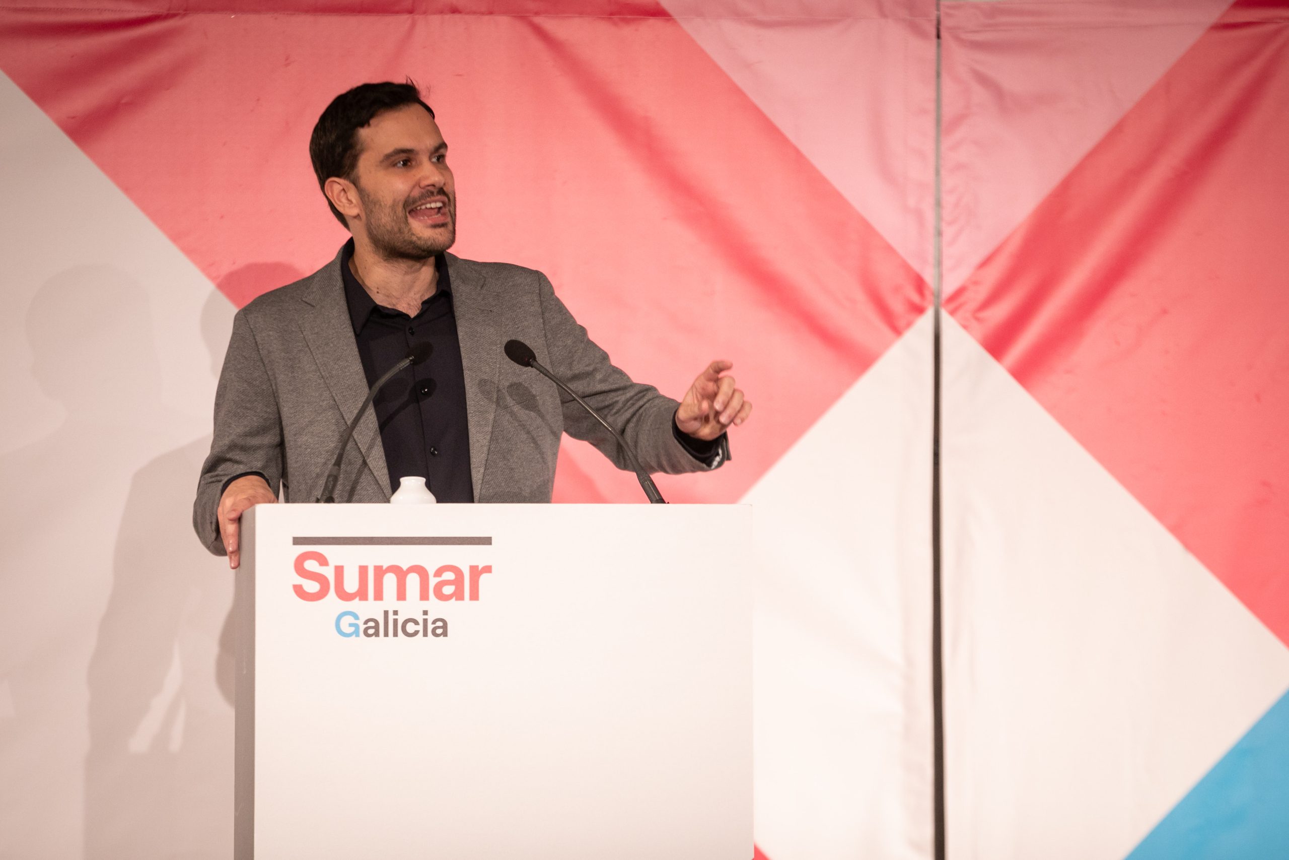 Movemento Sumar Galicia acusa á Xunta de cruzar unha liña vermella coas declaracións de Diego Calvo. “É indigno e repugnante utilizar ás vítimas de violencia machista como arma política”.