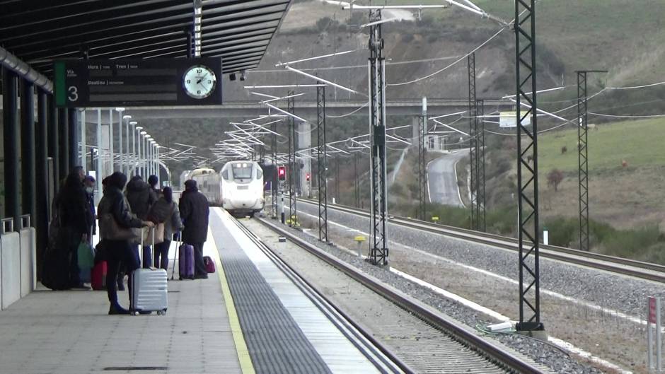 Movemento Sumar Galicia clama contra os prezos no corredor Galicia-Madrid: “Renfe debería actuar máis como servizo público e limitar o prezo do billete”